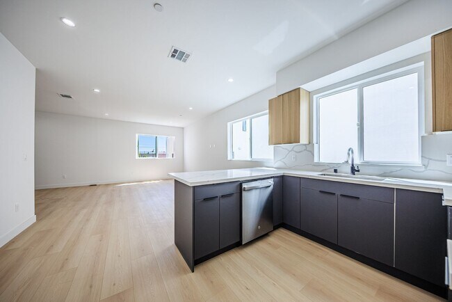 Building Photo - 2847 S Victoria Ave