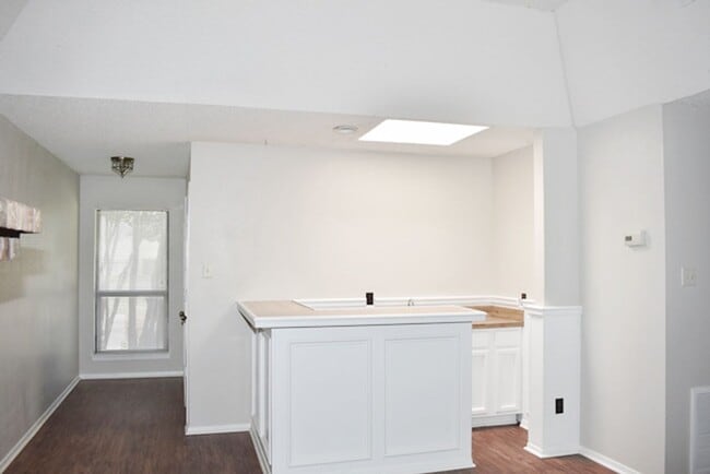 Building Photo - 309-311 Dogwood Dr