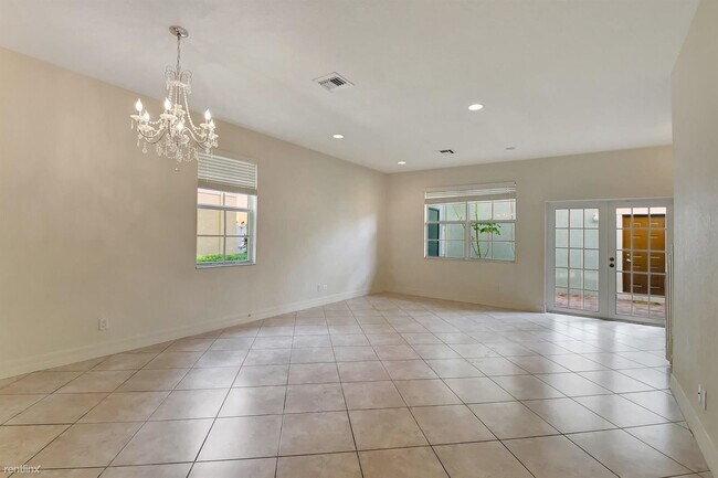 Building Photo - 4 br, 3.5 bath Townhome - 1125 NW 18th Ave