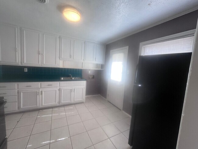 Building Photo - Great Location