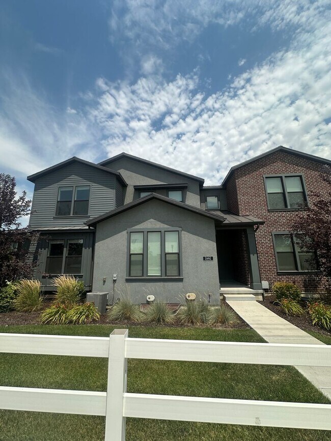 Building Photo - Gorgeous South Jordan Property!!!