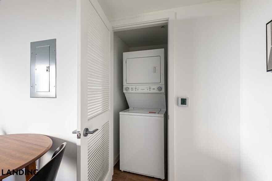 Building Photo - 200 NE 1st Ave