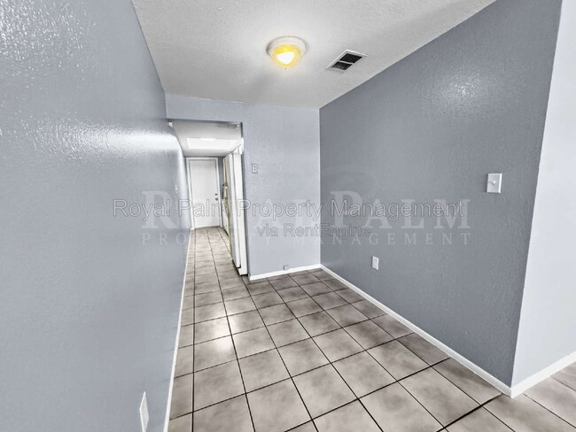 Building Photo - 6617 Warwick Cir