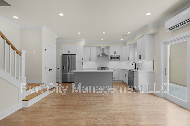 Building Photo - 903 S Decker Ave