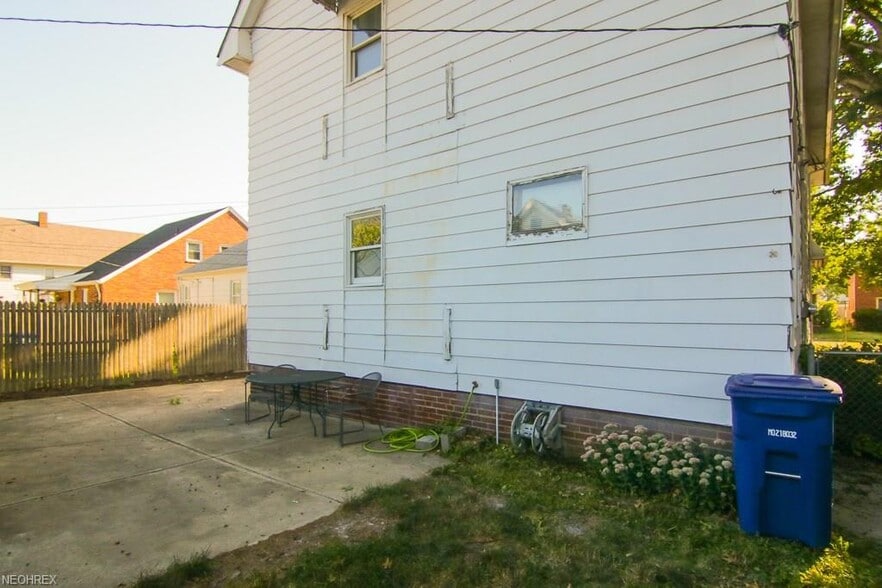 Building Photo - 2226 Lewis Dr