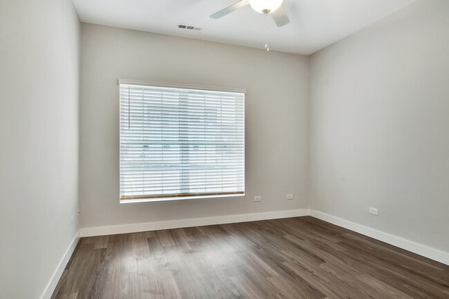 Building Photo - 8940 Willow Glen Dr