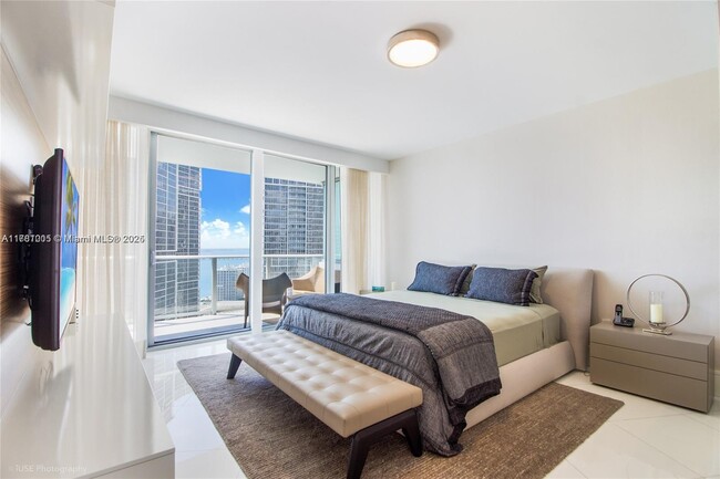 Building Photo - 200 Biscayne Blvd Way