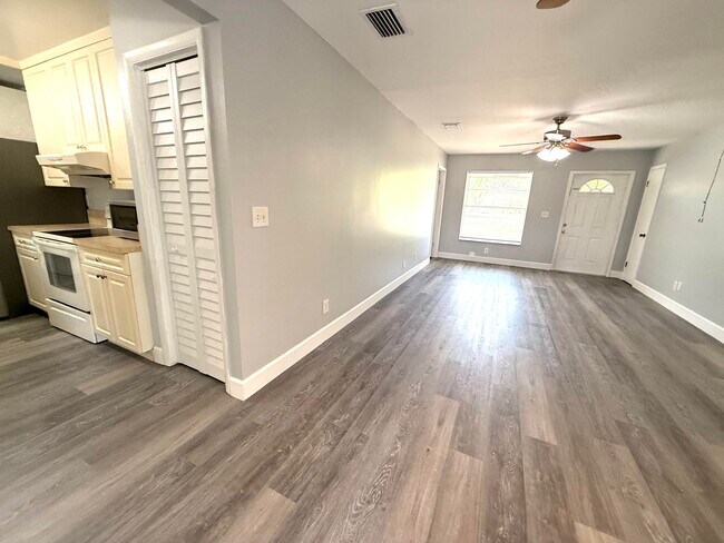 Building Photo - 16394 Pimlico Dr E