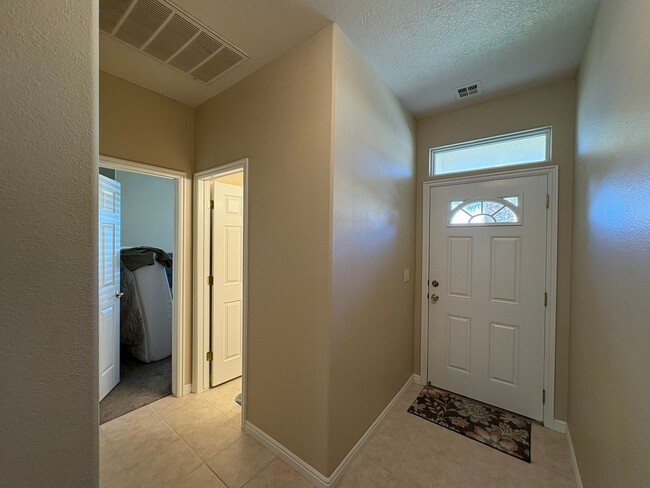 Building Photo - Cute townhome for rent