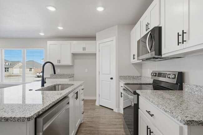 Building Photo - Available May 29 | $2,550 – Hampton Hills Living Near Stargate