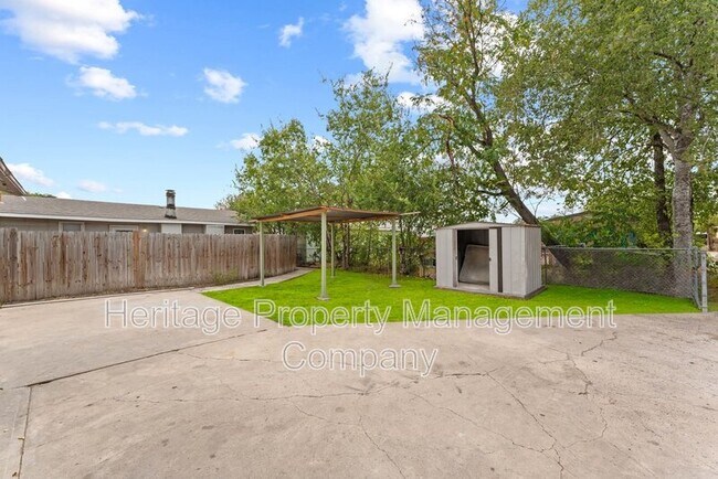 Building Photo - 315 Pool Dr