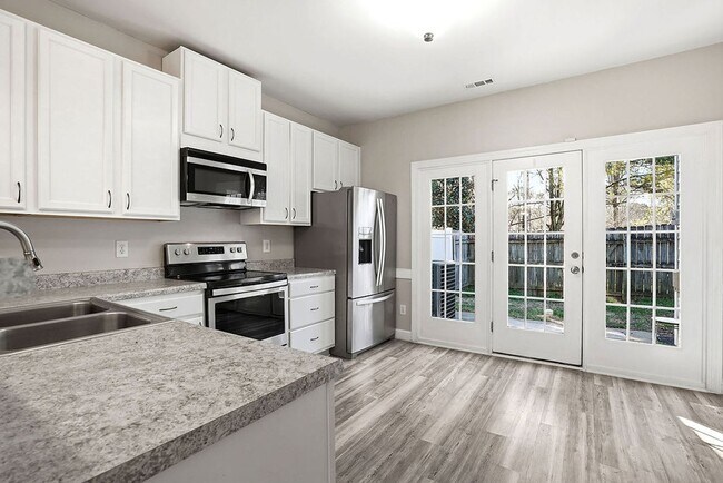 Building Photo - AVAILABLE NOW – Beautiful 3 Bed / 2.5 Bath Townhome in Prime North Raleigh Location