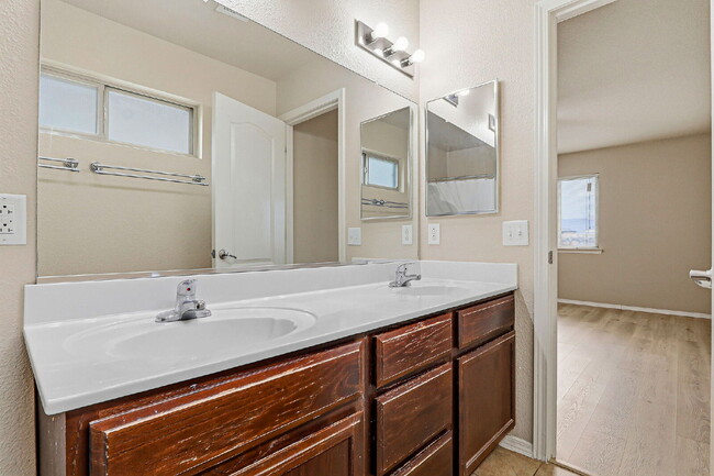 Building Photo - 2-story 3 bed 2.5 bath with loft home in Northeast El Paso