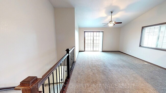 Building Photo - 3 BD, 2 BA TOWNHOME, VAULTED CEILINGS, FIR...