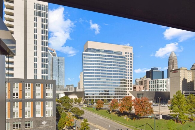 Building Photo - 101 S Tryon St