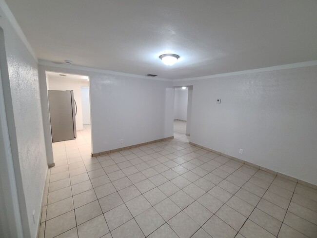 Building Photo - BRAND NEW RENOVATION! Spacious 5-Bed/2-Bat...