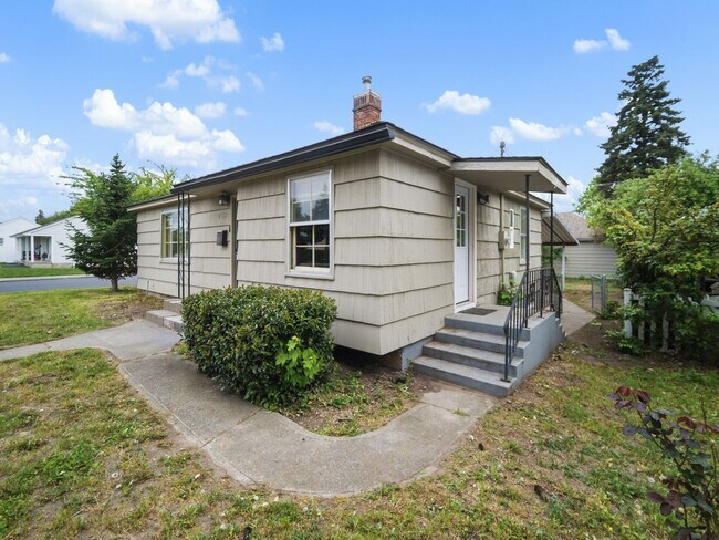 Building Photo - HALF OFF FIRST MONTH'S RENT!! Charming 3BR 1BA Home/Washer/Dryer/Garage