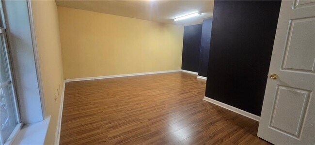 Building Photo - 3811 Roxfield Dr NE