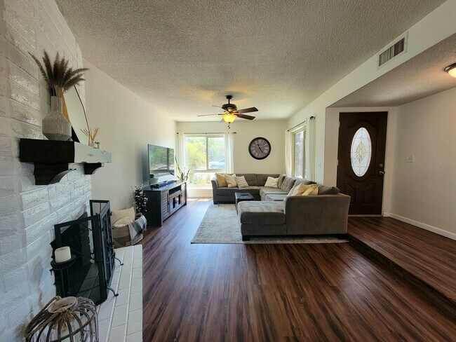 Building Photo - Darling, Move-In Ready Home in Highly Sought After Neighborhood w/ a Great View!!