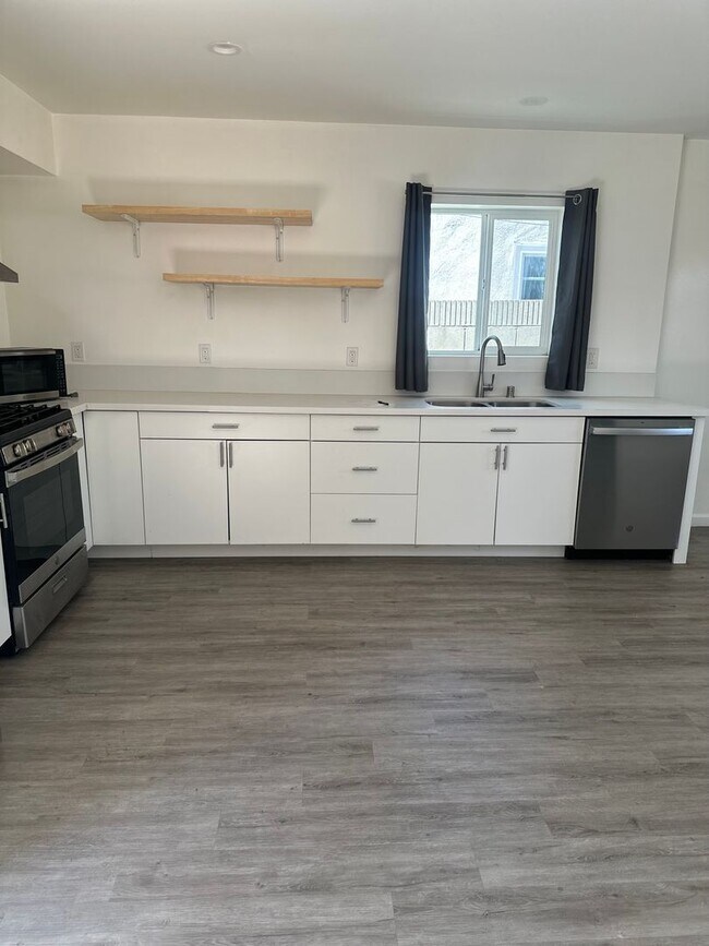 Building Photo - Beautiful, upgraded Studio with Parking and Washer/Dryer Hookups