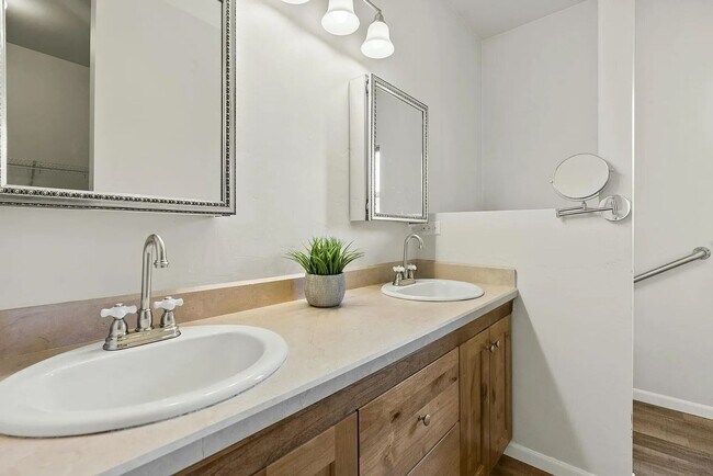 Building Photo - Charming 3-Bedroom, 2-Bathroom Home in Huntington Meadows