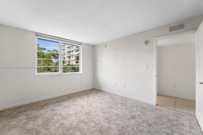 Building Photo - 910 West Ave