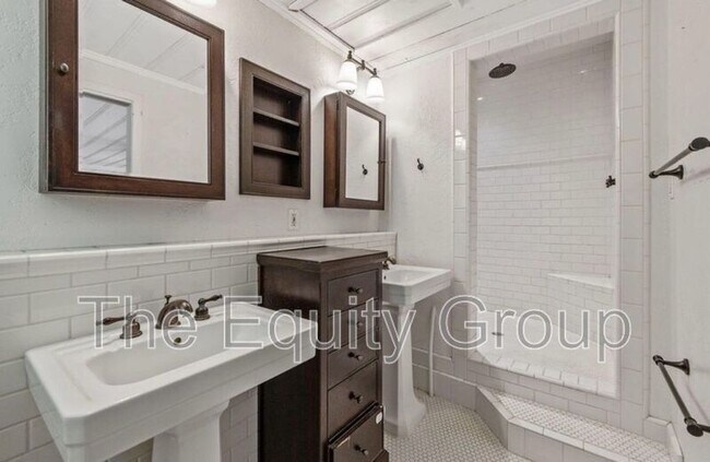 Building Photo - 1708 W Myrtle Ave