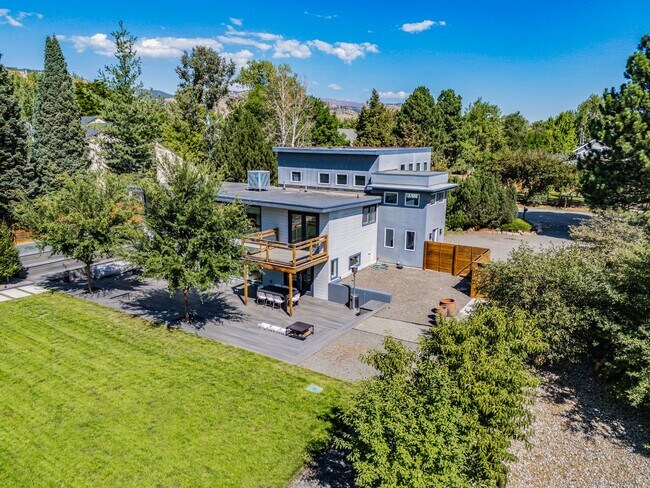 Building Photo - 5 bed 3.5 Bath Home in North Boulder W/Large Backyard, Swimming Pool & Jacuzzi!  Pool Upkeep Incl...