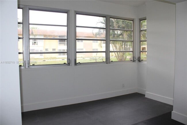 Building Photo - 5140 SW 40th Ave