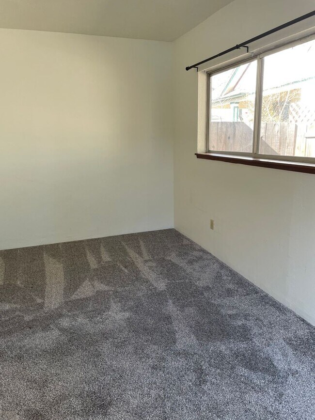 Building Photo - R543