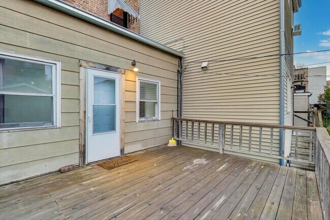 Building Photo - 902 S Claremont Ave