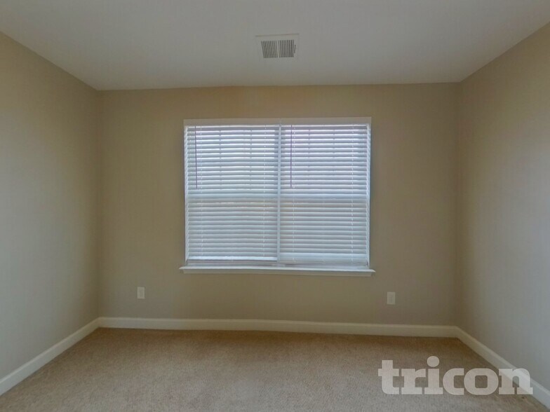 Building Photo - 825 Old Forester Ln