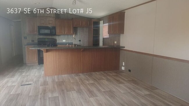 Building Photo - 3637 SE 6th St