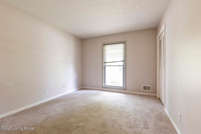 Building Photo - 2901 Creekside Dr