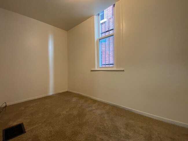 Building Photo - Amazing Two Bedroom in Oakland with a Back Porch - A Perfect Univ. of Pitt Location! Call Today!