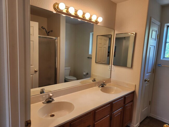 Building Photo - 2 bed / 1 bath in 4 Plex