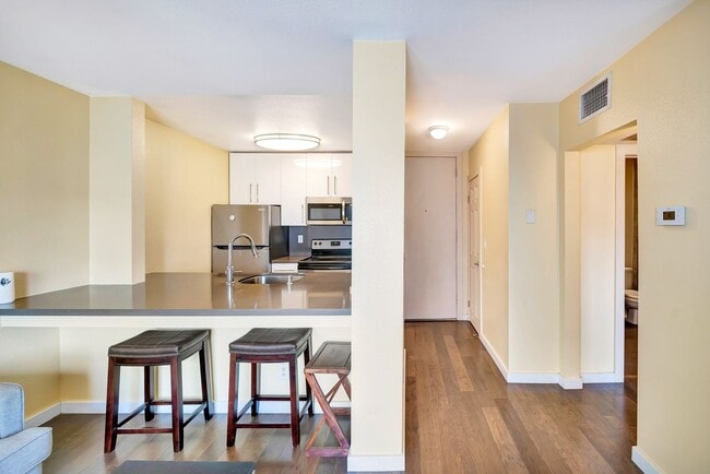 Building Photo - 141 S Clark Dr