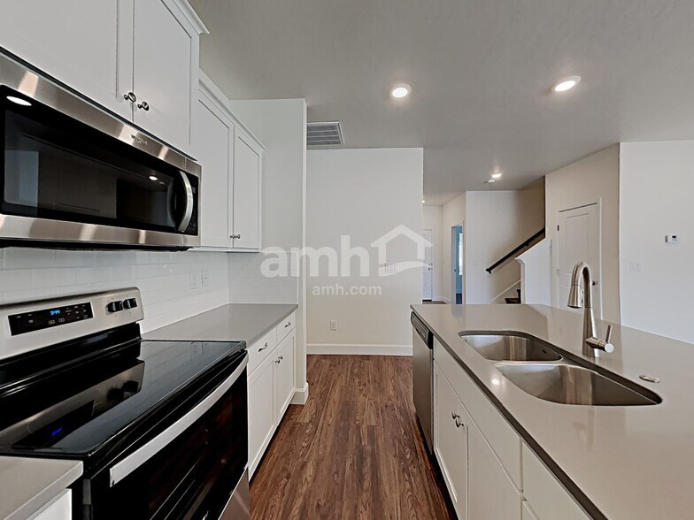 Building Photo - 5079 W Bellevue St