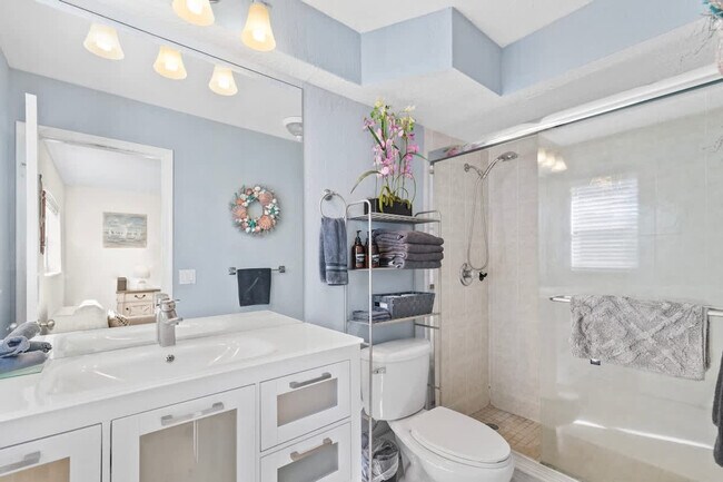 Building Photo - 2424 NE 9th St