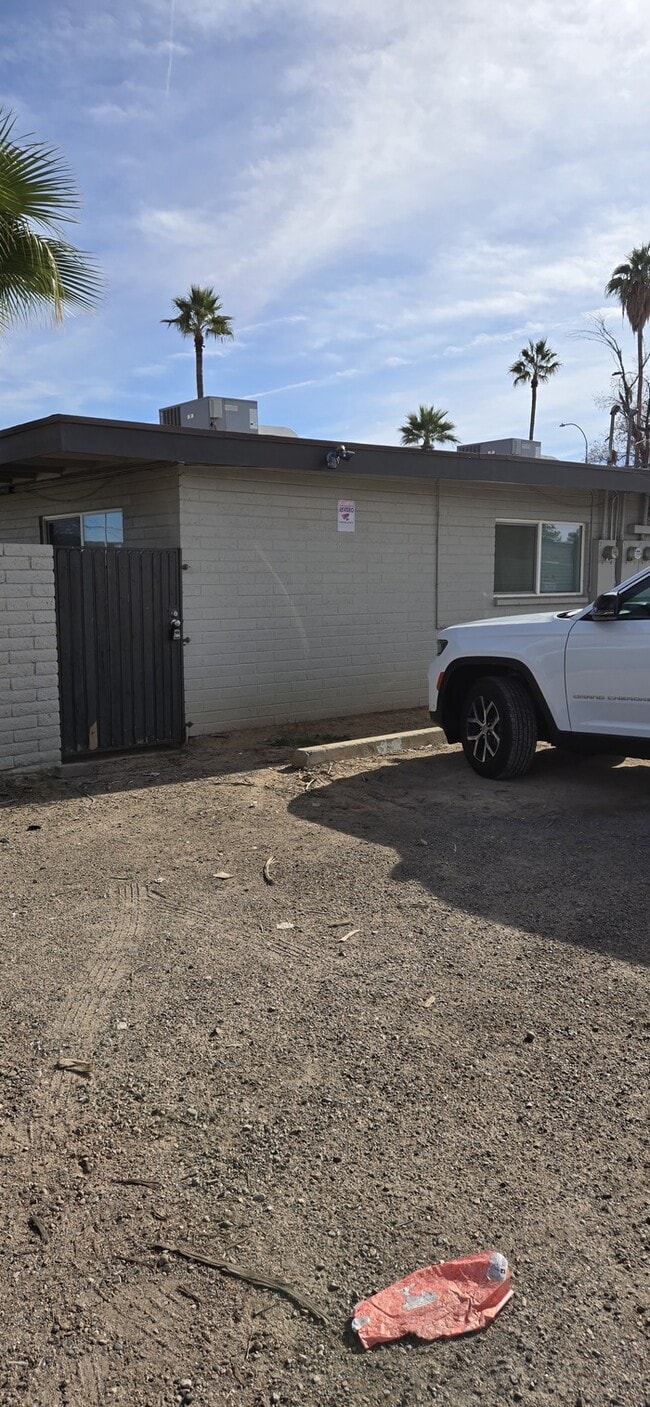 Building Photo - Newly Remodeled Single Story 2-Bed 1-Bath Apartment