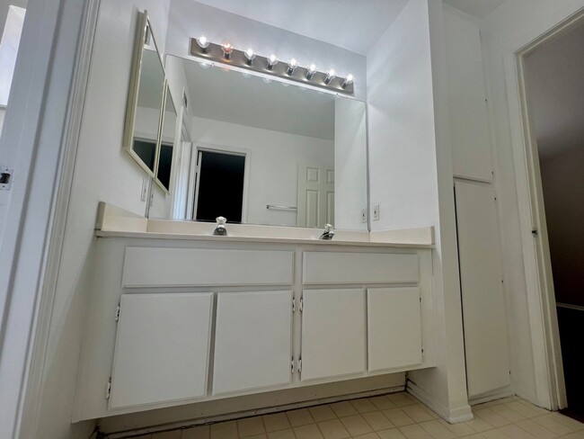 Building Photo - **3 Bedroom + Den & 3 bathroom Pool Home w...