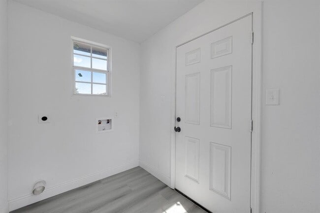 Building Photo - 214 N Hagerman St