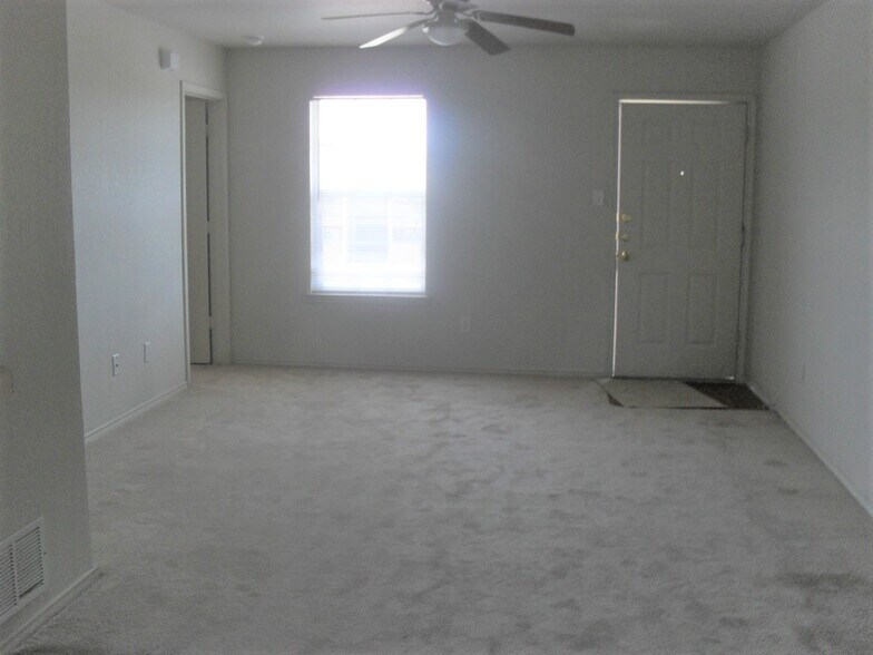 Building Photo - 304 Creek St