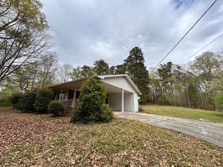 Building Photo - 5007 Spring Hill Dr