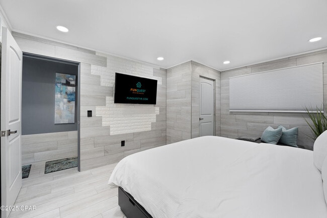 Building Photo - 8743 Thomas Dr