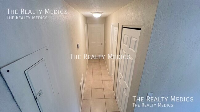 Building Photo - 2130 Forest Knoll Dr NE