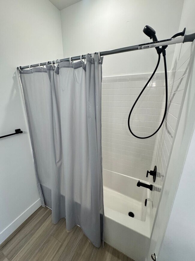 Building Photo - 3 Bed Condo In Desert Color!