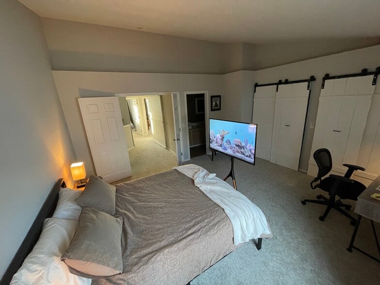 Vaulted ceiling in master bedroom - 1131 115th St SW