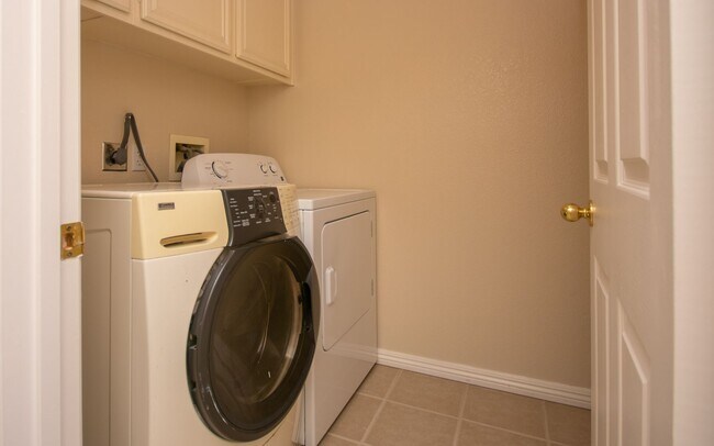 Building Photo - 3 Bd Home in the San Raphael Gated Community!