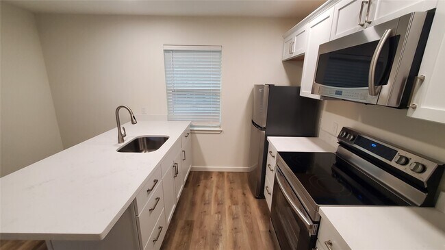 Building Photo - 7 Woody Creek Dr